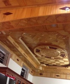 Mẫu trần nhà gỗ xoan đẹp theo phong cách biệt thự, đẳng cấp với nhiều chi tiết đường nét khá cầu kỳ