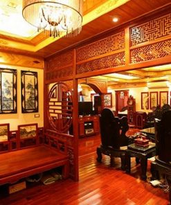 Mẫu trần nhà gỗ xoan đẹp theo phong cách biệt thự, đẳng cấp với nhiều chi tiết đường nét khá cầu kỳ