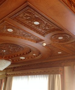 Mẫu trần nhà gỗ xoan đẹp theo phong cách tân cổ điển sang trọng. Đèn chùm cùng hệ thống rèm cửa trắng, ánh sáng tự nhiên làm tăng thêm vẻ đẹp lung linh cho căn phòng