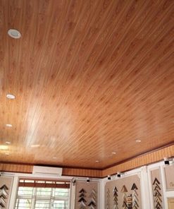 Mẫu trần nhà gỗ xoan đẹp theo phong cách đơn giản, trang nhã. Thi công đơn giản, dễ dàng, nhanh và tiết kiệm chi phí.